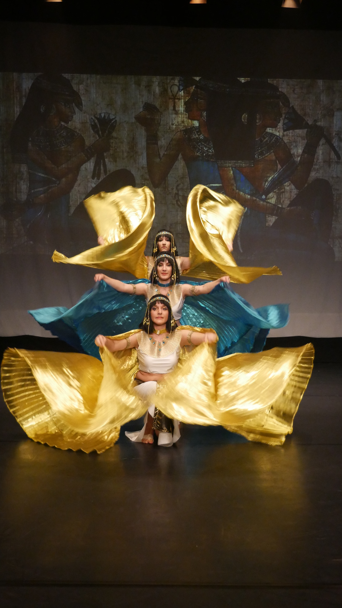 Tanzgruppe mit Isis Wings